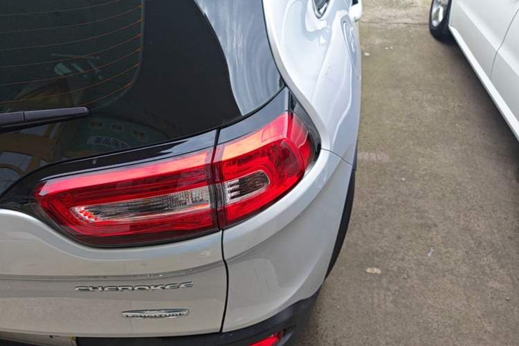 Used Jeep Cherokee 2016 2.4L Professional Edition Right Rear Taillight