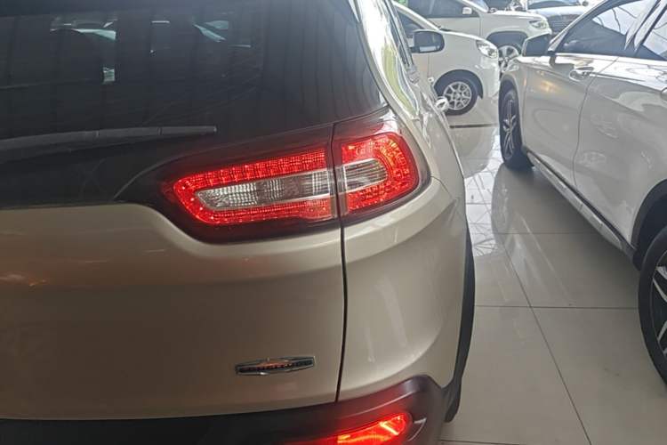 Used Jeep Cherokee 2016 2.4L Leading Edition Right Rear Taillight