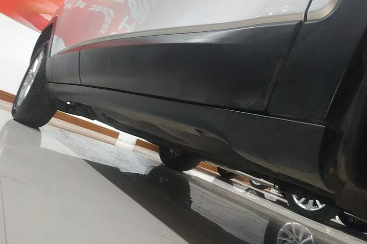 Used Jeep Cherokee 2016 2.4L Professional Smart Version Right Side Sill