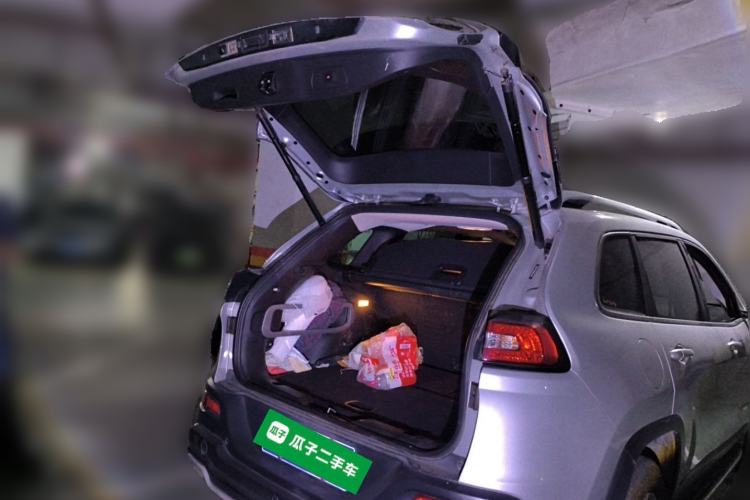 Used Jeep Cherokee 2016 2.4L Professional Edition Trunk