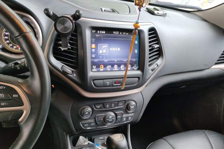 Used Jeep Cherokee 2016 2.4L Leading Smart Version Audio And AC Panel