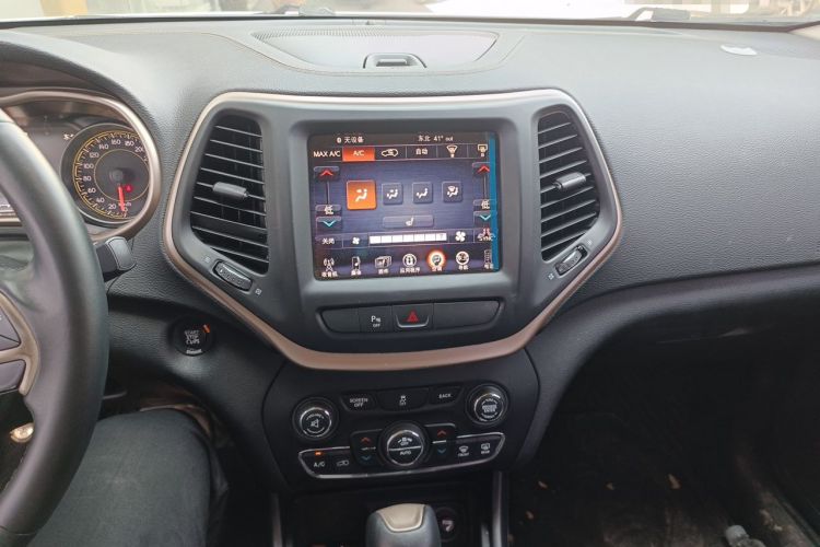 Used Jeep Cherokee 2016 2.0L Superior Edition Audio And AC Panel