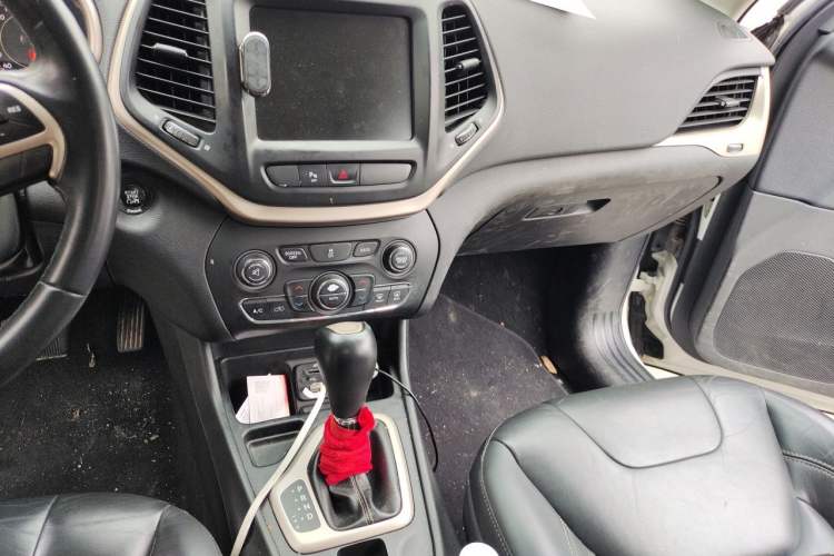 Used Jeep Cherokee 2016 2.0L Superior Edition Audio And AC Panel