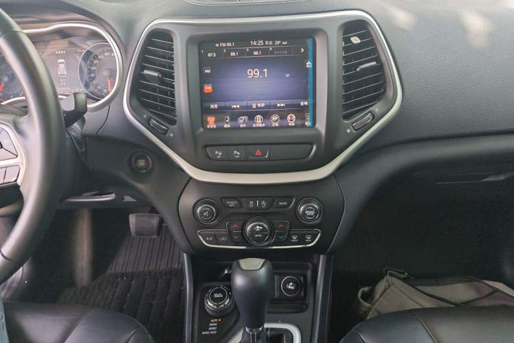 Used Jeep Cherokee 2016 2.4L Superior Edition Audio And AC Panel