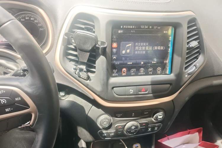 Used Jeep Cherokee 2016 2.0L Superior Edition Audio And AC Panel