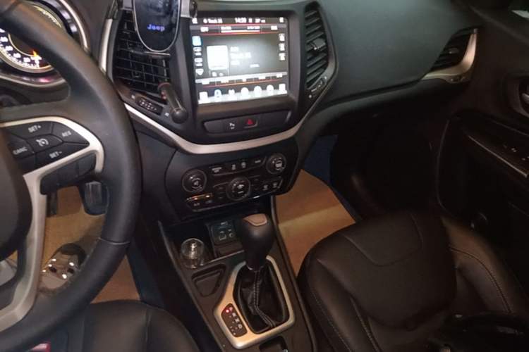 Used Jeep Cherokee 2016 2.4L Leading Smart Version Audio And AC Panel