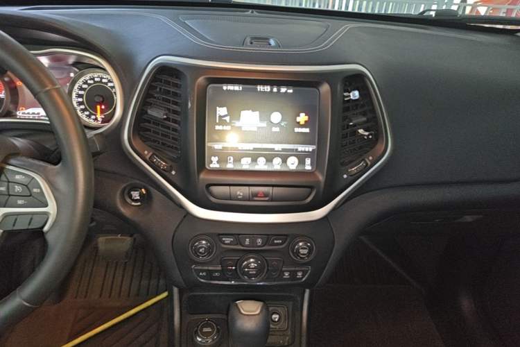 Used Jeep Cherokee 2016 2.4L Professional Smart Version Audio And AC Panel