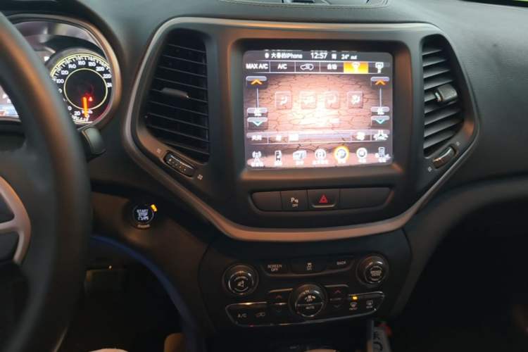 Used Jeep Cherokee 2016 2.0L Superior Edition Audio And AC Panel