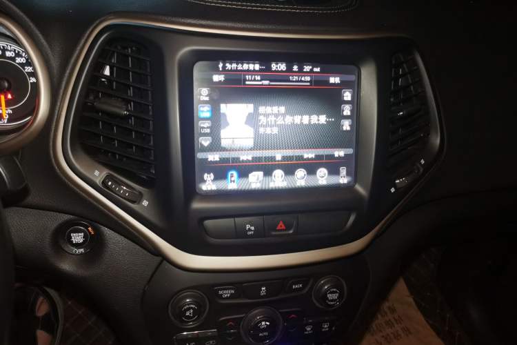 Used Jeep Cherokee 2016 2.0L Superior Edition Audio And AC Panel
