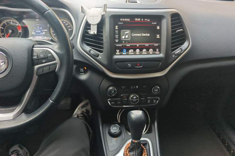 Used Jeep Cherokee 2016 2.4L Professional Smart Version Audio And AC Panel