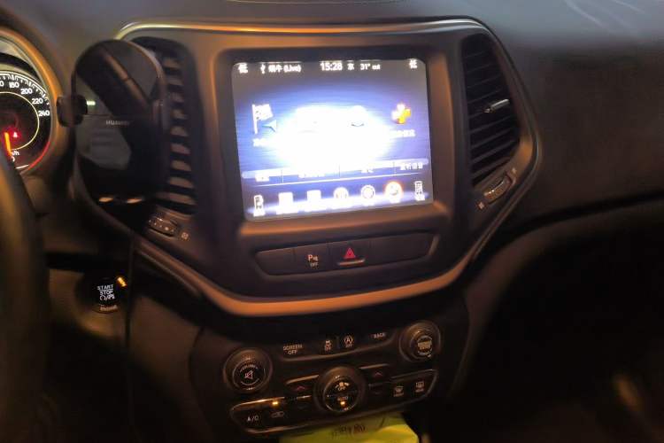 Used Jeep Cherokee 2016 2.4L Professional Smart Version Audio And AC Panel