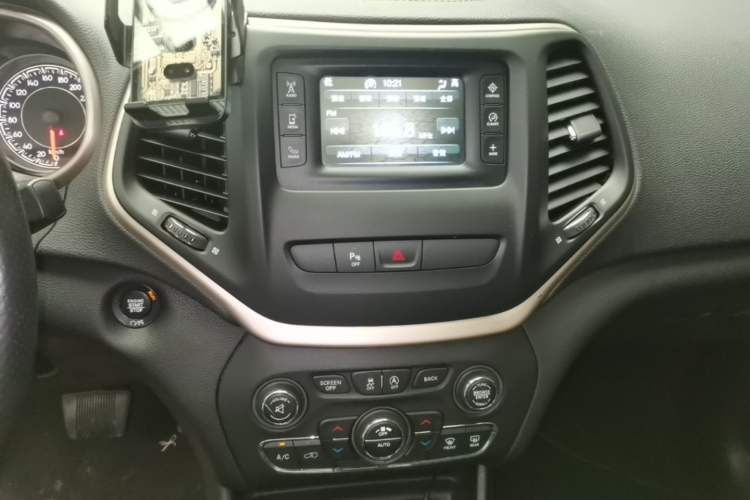 Used Jeep Cherokee 2016 2.4L Leading Edition Audio And AC Panel