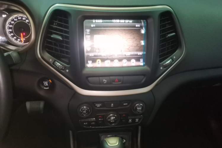 Used Jeep Cherokee 2016 2.0L Superior Edition Audio And AC Panel