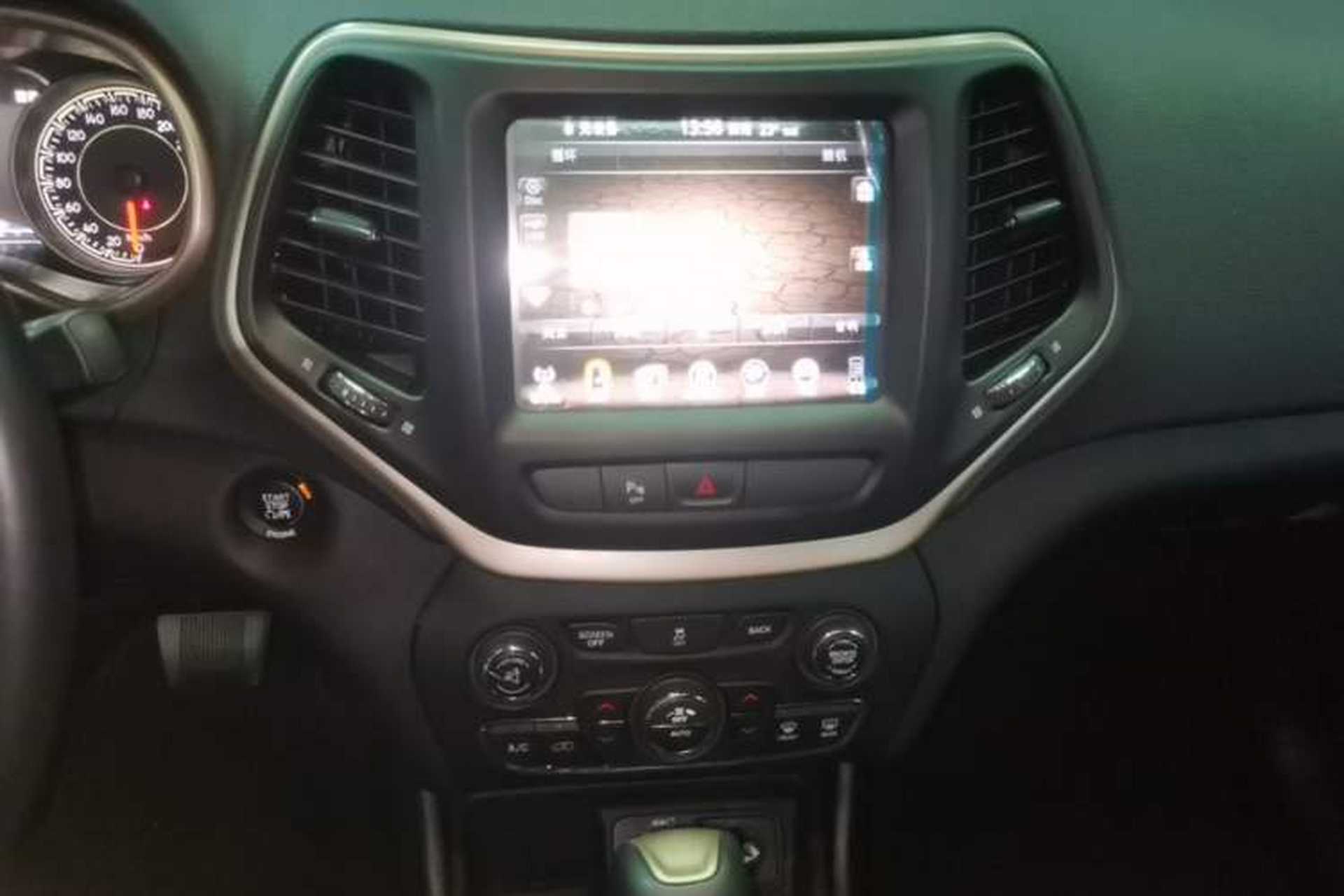 Used Jeep Cherokee 2016 2.0L Superior Edition Audio And AC Panel