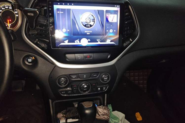 Used Jeep Cherokee 2016 2.0L Superior Edition Audio And AC Panel