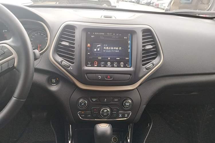 Used Jeep Cherokee 2016 2.0L Superior Edition Audio And AC Panel