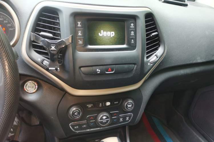 Used Jeep Cherokee 2016 2.4L Leading Edition Audio And AC Panel