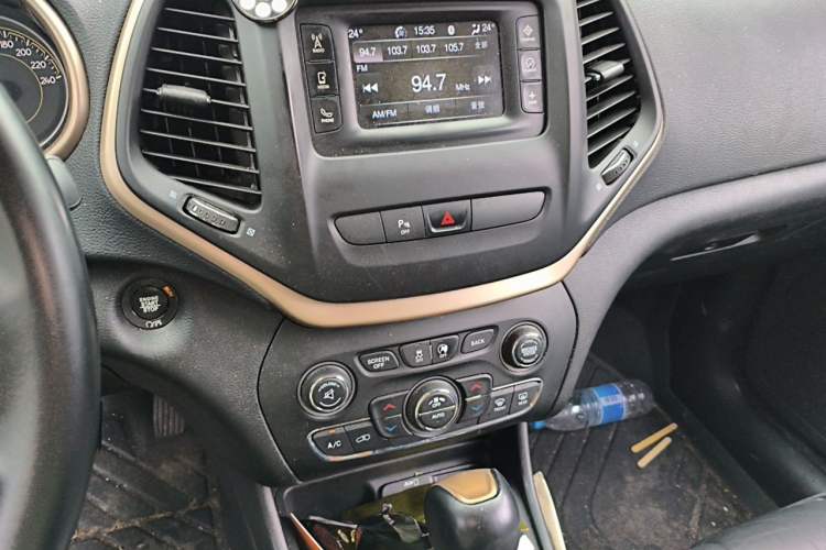 Used Jeep Cherokee 2016 2.4L Leading Edition Audio And AC Panel
