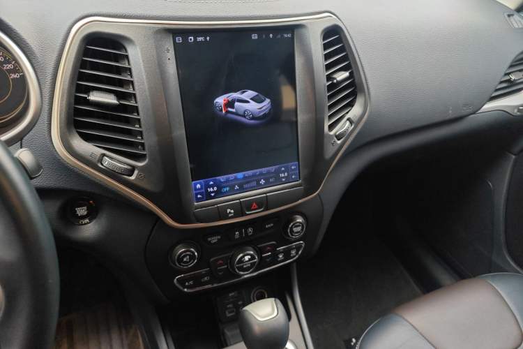 Used Jeep Cherokee 2016 2.4L Leading Edition Audio And AC Panel