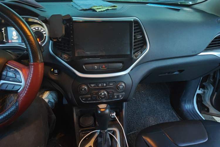 Used Jeep Cherokee 2016 2.4L Leading Edition Audio And AC Panel