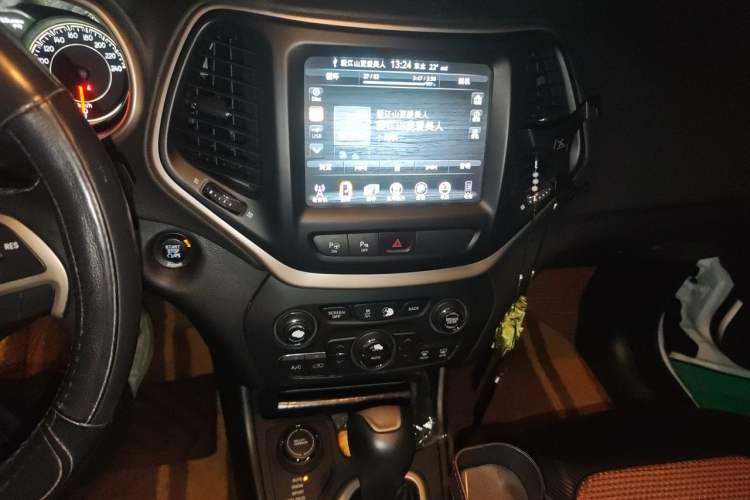 Used Jeep Cherokee 2016 2.4L Superior Edition Audio And AC Panel