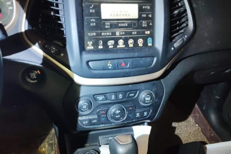 Used Jeep Cherokee 2016 2.4L Professional Smart Version Audio And AC Panel
