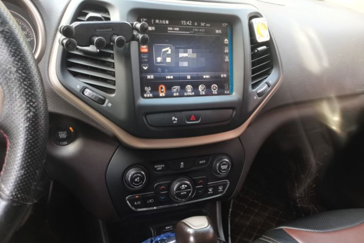 Used Jeep Cherokee 2016 2.0L Superior Edition Audio And AC Panel