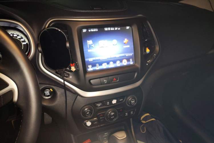 Used Jeep Cherokee 2016 2.4L Professional Smart Version Audio And AC Panel