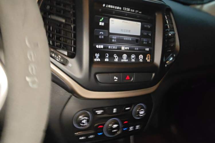 Used Jeep Cherokee 2016 2.0L Superior Edition Audio And AC Panel
