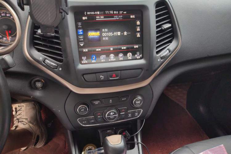Used Jeep Cherokee 2016 2.0L Superior Edition Audio And AC Panel