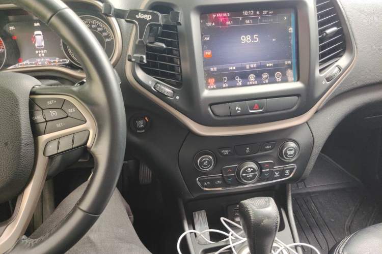 Used Jeep Cherokee 2016 2.0L Smart Version Audio And AC Panel