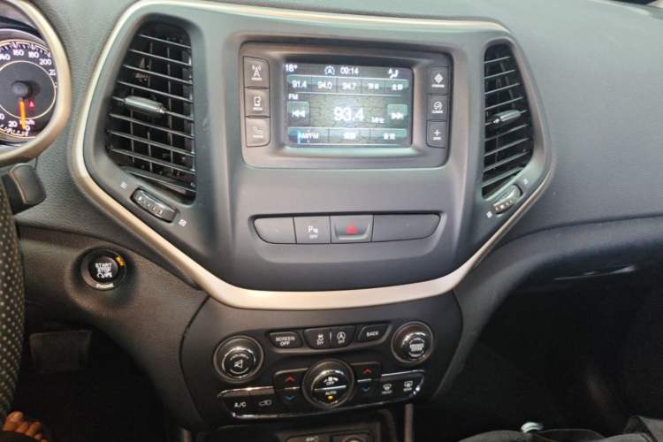 Used Jeep Cherokee 2016 2.4L Leading Edition Audio And AC Panel