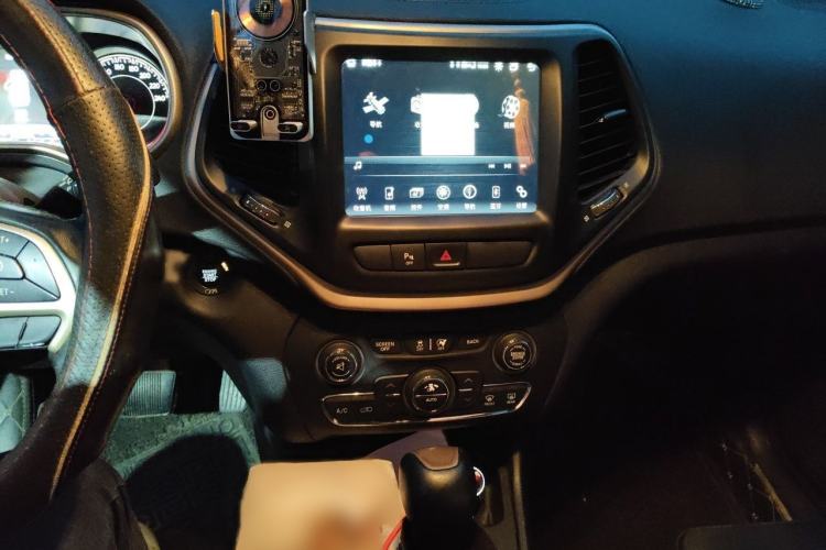 Used Jeep Cherokee 2016 2.4L Leading Smart Version Audio And AC Panel
