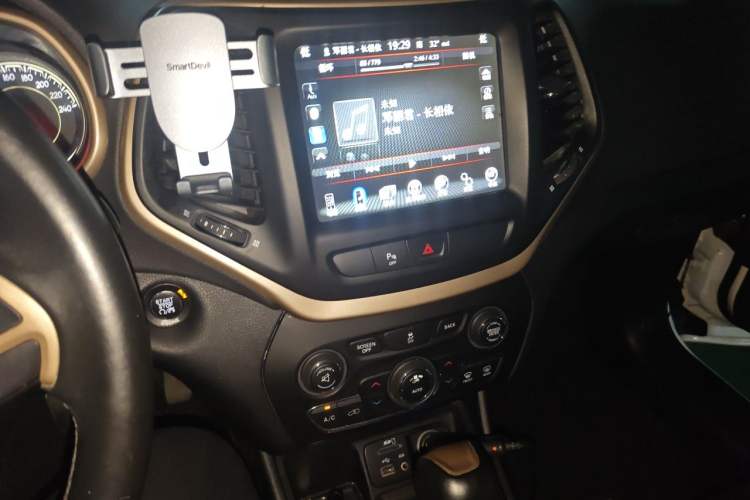 Used Jeep Cherokee 2016 2.0L Superior Edition Audio And AC Panel