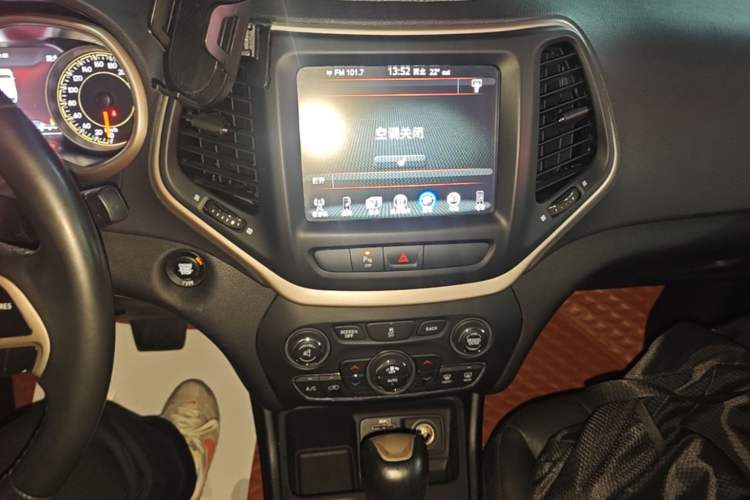Used Jeep Cherokee 2016 2.0L Superior Edition Audio And AC Panel