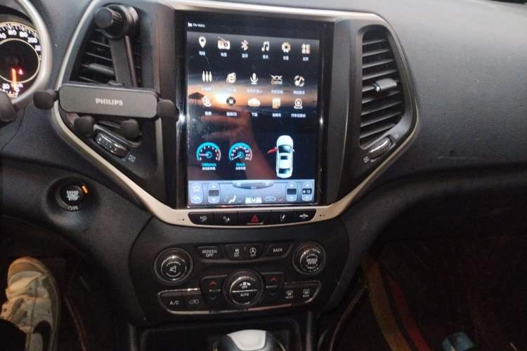 Used Jeep Cherokee 2016 2.4L Professional Edition Audio And AC Panel