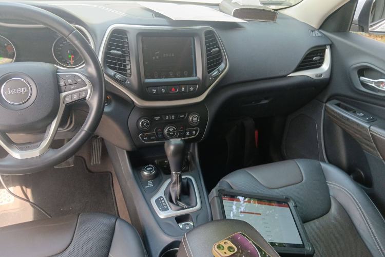 Used Jeep Cherokee 2016 2.4L All-in-One Edition Audio And AC Panel