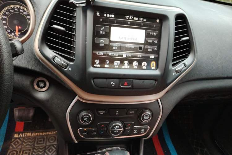 Used Jeep Cherokee 2016 2.0L Superior Edition Audio And AC Panel