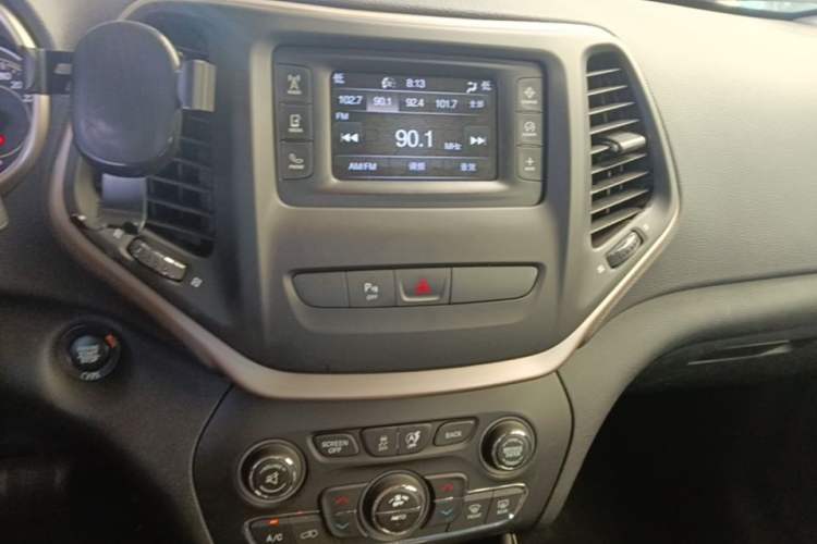 Used Jeep Cherokee 2016 2.4L Professional Edition Audio And AC Panel