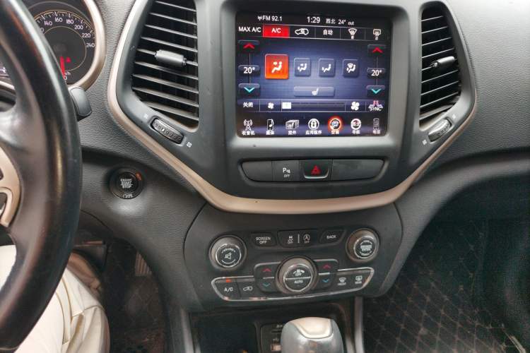 Used Jeep Cherokee 2016 2.0L Superior Edition Audio And AC Panel