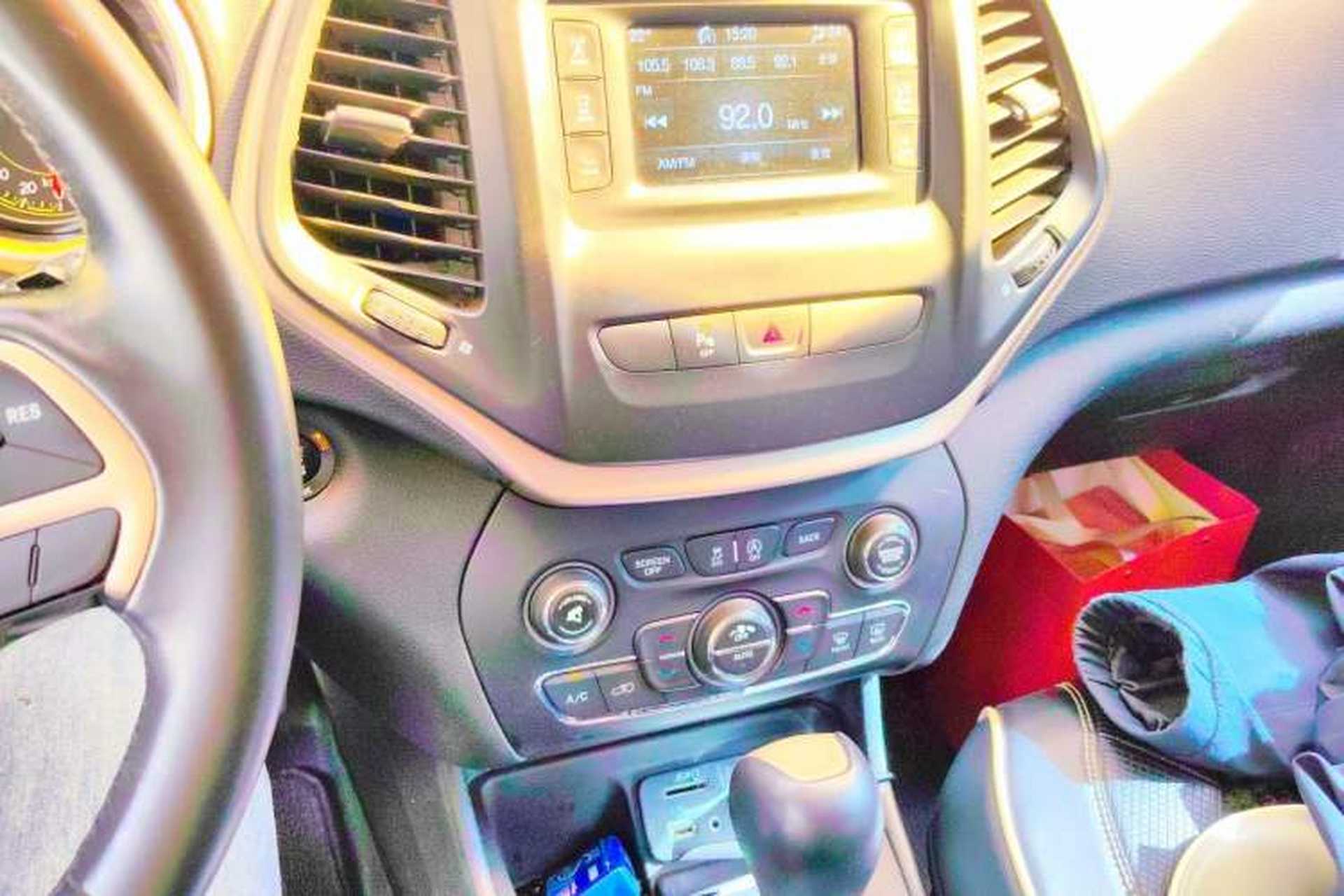 Used Jeep Cherokee 2016 2.4L Leading Edition Audio And AC Panel