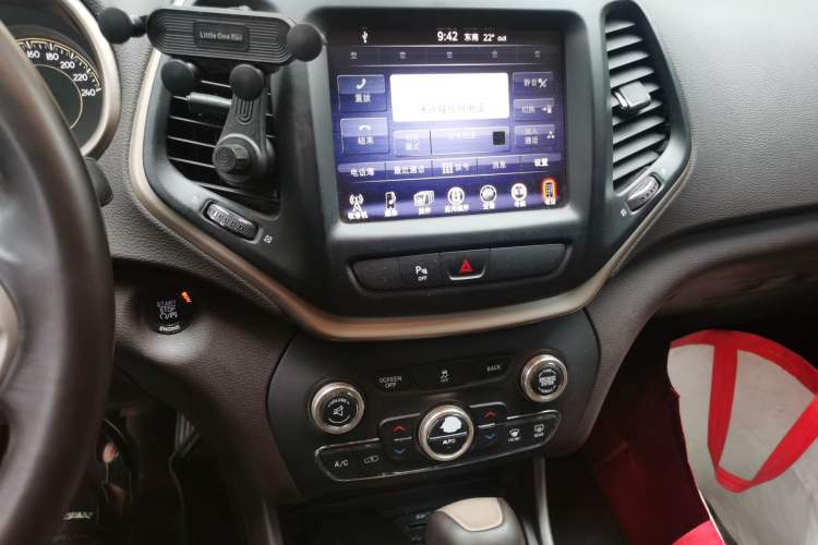 Used Jeep Cherokee 2016 2.0L Superior Edition Audio And AC Panel