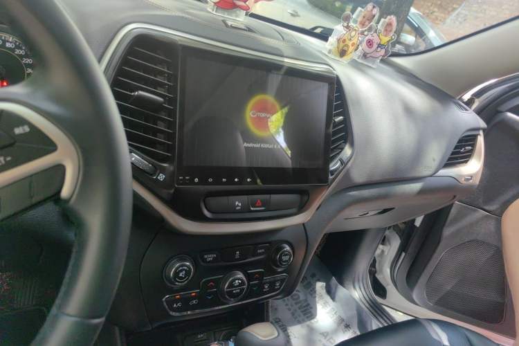 Used Jeep Cherokee 2016 2.0L Leading Edition Audio And AC Panel