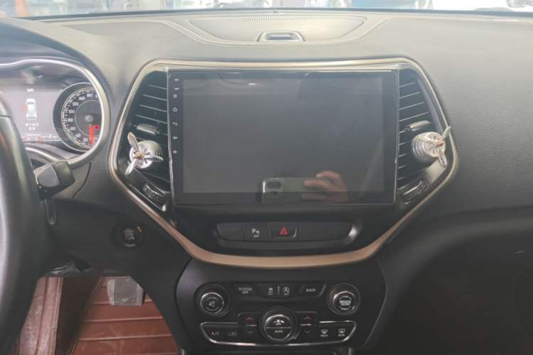 Used Jeep Cherokee 2016 2.4L Professional Edition Audio And AC Panel