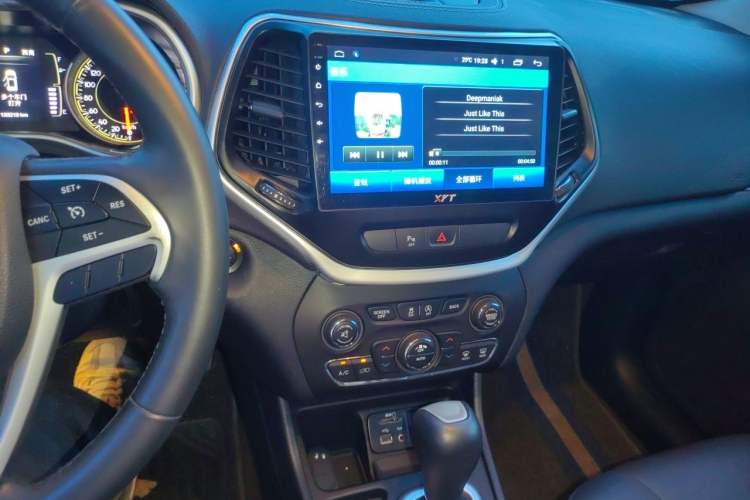 Used Jeep Cherokee 2016 2.4L Leading Edition Audio And AC Panel