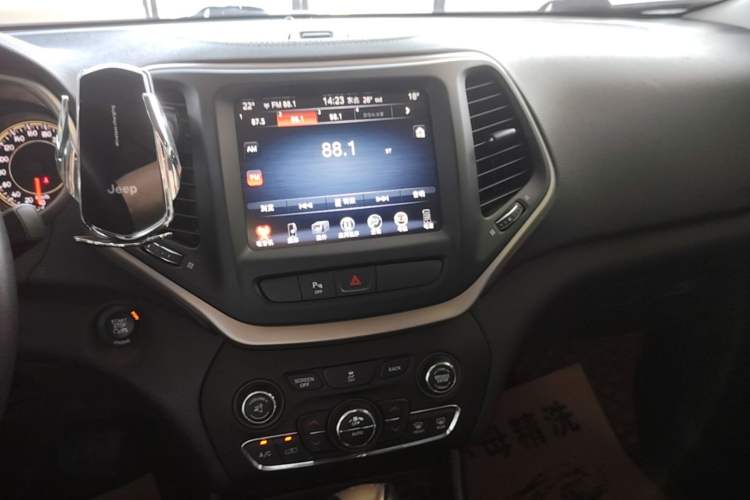 Used Jeep Cherokee 2016 2.0L Superior Edition Audio And AC Panel