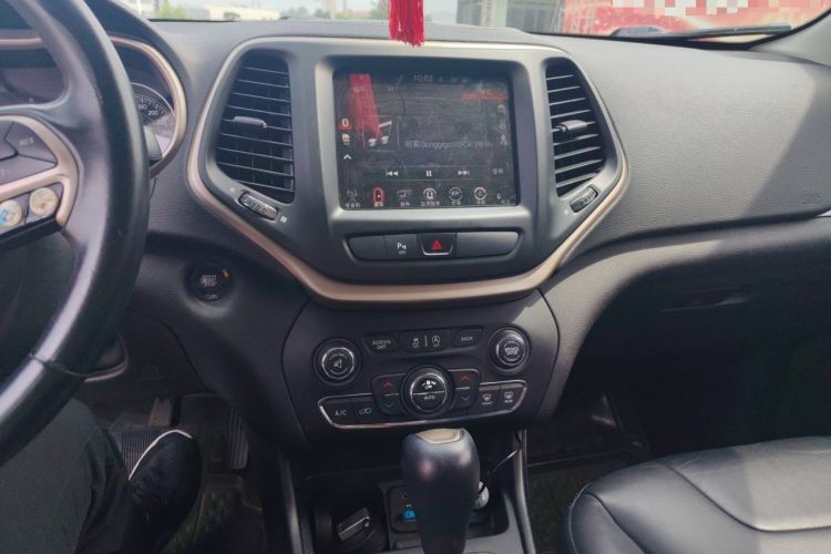Used Jeep Cherokee 2016 2.4L Leading Smart Version Audio And AC Panel