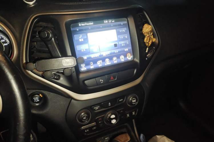 Used Jeep Cherokee 2016 2.0L Superior Edition Audio And AC Panel