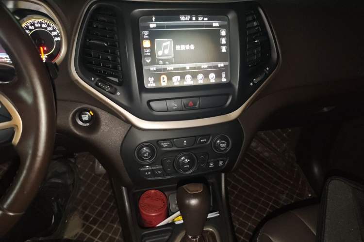 Used Jeep Cherokee 2016 2.0L Superior Edition Audio And AC Panel