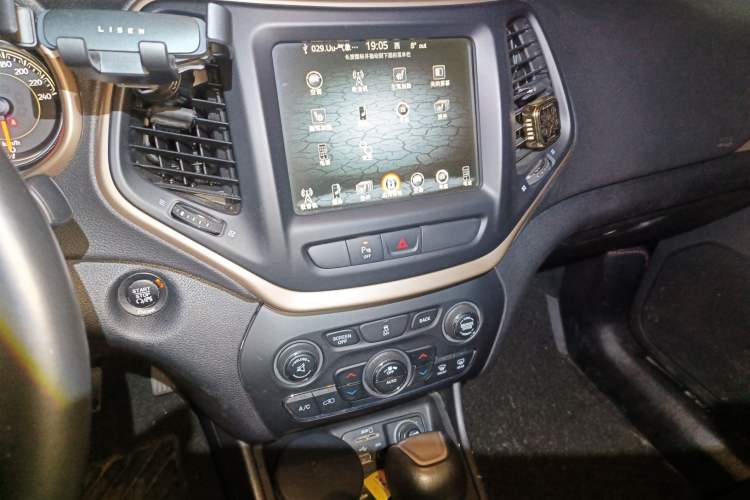Used Jeep Cherokee 2016 2.0L Superior Edition Audio And AC Panel